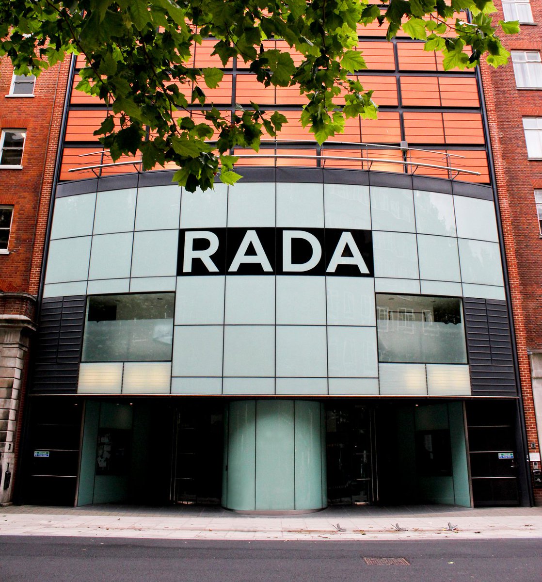 newham_in's tweet photo. 1/ รู้หรือไม่? โรงเรียนสอนการแสดงระดับโลกอย่าง RADA กำลังทลายกำแพงความเหลื่อมล้ำ! พวกเขากางแผน 2025-2029 ดันเด็กขาดโอกาสและกลุ่มชาติพันธุ์ให้เข้าสู่วงการศิลปะได้จริง มาดูความพยายามเปลี่ยนอุตสาหกรรมนี้กัน #RADA #Diversity #Theatre #Drama https://t.co/ToaTgW75Se