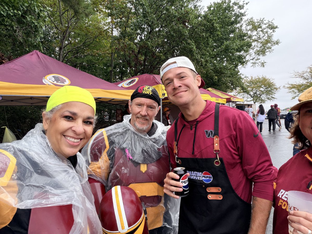 Commanderlorian's tweet photo. Taylor H. Came by our tailgate today https://t.co/g10EOX41Re