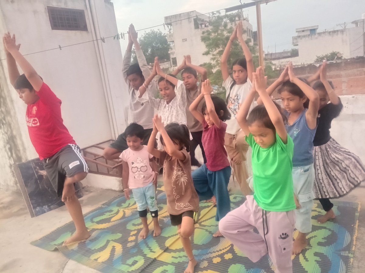 Balsanskarsewa's tweet photo. #SantShriAsharamjiBapu की प्रेरणा से विभिन्न जगहों पे चल रहे #Balsanskarkendra कार्यक्रम की झलकियाँ

नन्हे-मुन्नों की इन प्रेरणादायक झलकियों को ज़रूर देखें।

कात्रज माउली नगर #pune #Maharashtra 

रामकृष्ण नगर, झाबुआ, #madhyapradesh https://t.co/CbiblvglcY