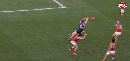 andychiza's tweet photo. Double fist should be banned in big games. I swear in the past these never go down well.  This is where Freo lost the #aflgf https://t.co/ZOYabnUxHA