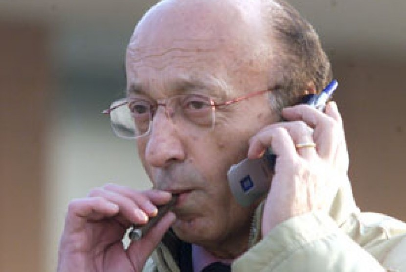 Lambe_Inter's tweet photo. Di Italia, ada pejabat khusus yg bertugas mengundi dan menunjuk wasit untuk setiap pertandingan. Manajer Umum Juventus saat itu, Luciano Moggi, terbukti memegang kendali penuh atas penunjuk wasit utama Serie A yaitu Pierluigi Pairetto dan Paolo Bergamo. 

Melalui telepon, Moggi mendikte wasit mana saja yg boleh memimpin laga Juventus dan wasit mana saja yang dilarang karena dianggap "tidak ramah" pada Juventus.

Parahnya lagi, jika wasit yg ditunjuk gak mengikuti arahan atau merugikan Juventus, Moggi akan memastikan karier wasit tersebut tamat (diturunkan ke kasta bawah atau tidak diberi jatah memimpin laga besar). 

Salah satu insiden terkenal adalah saat Moggi mengunci wasit Gianluca Paparesta di ruang ganti setelah laga karena dinilai membuat keputusan yang merugikan Juventus.

Moggi memiliki anak bernama Alessandro Moggi, yang mendirikan agensi pemain raksasa bernama GEA World. Agensi ini mengontrol mayoritas hak agen pesepak bola dan pelatih top di Serie A pada masa itu.

Menggunakan kekuasaan GEA World, Moggi bs mengancam pemain atau pelatih dari klub lain unt tunduk pd kemauannya jika karier mereka ingin selamat. Ini memberi Juventus kekuatan buat mendikte klub-klub kecil dlm menentukan siapa pemain yang boleh dibeli, dijual, atau dicadangkan.

Untuk menyembunyikan operasi ini dr penyadapan kepolisian Italia, Moggi membeli ratusan SIM card rahasia dari Swiss dan Slovenia. Kartu-kartu ini dia bagikan kepada jaringan wasit, penunjuk wasit, dan kroni-kroninya agar komunikasi mereka tidak bisa disadap. Apesnya kepolisian Italia berhasil mencium taktik ini dan melacak sinyal serta pergerakan nomor-nomor internasional tsb

Source :
https://t.co/gKvo7USdE8

https://t.co/pFbaEO16Mf

https://t.co/kddpALfCsM

https://t.co/YeVldhhpZw

https://t.co/W3ppwFJn7c

Semua fakta ini sudah teruji di peradilan pidana resmi, bukan sekadar opini atau narasi karangan media semata.