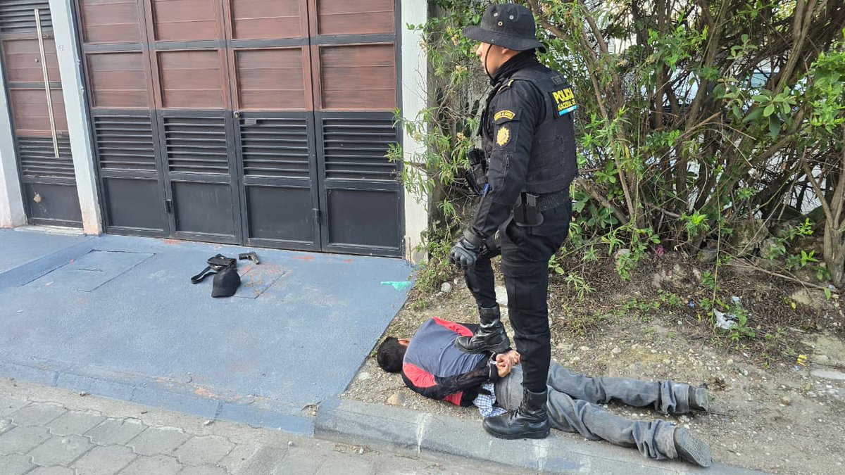 PNCdeGuatemala's tweet photo. Capturados  terroristas de la mara 18 tras enfrentarse a PNC

Terroristas habían cometido un ataque armado contra ciudadanos

En la 4ª calle y 7ª avenida, barrio La Democracia, zona 1 de Jalapa, policías de la comisaría 22 capturan a José Luis Martínez Hernández, de 32 años, https://t.co/XdizKpynpW