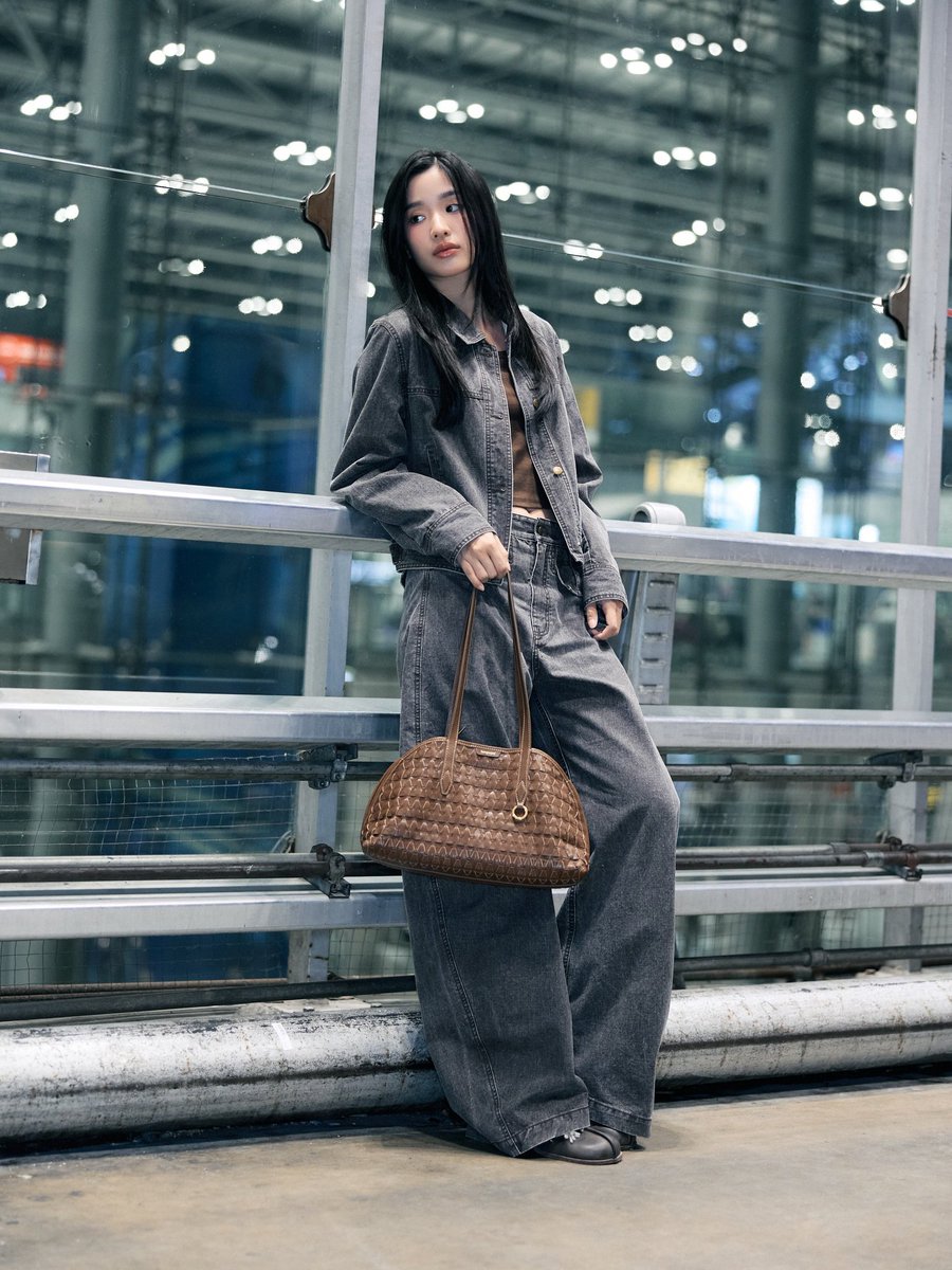 Samajv6x's tweet photo. Tu doesn’t just represent a brand—she becomes the brand itself.

SONGMONT IN PARIS WITH TU

#SongmontxTontawan #SongofMont #tontawan https://t.co/GL8VVgXr78