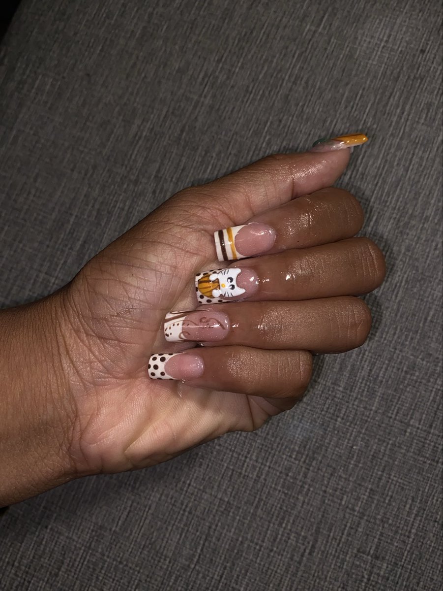 starbimbo__'s tweet photo. I did my nails to distract myself from wanting to randomly eat when I’m not even hungry 🫰🏼 https://t.co/6dWrlOymTI