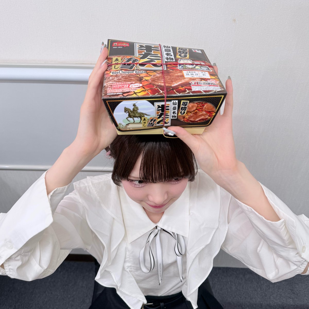 tamachan_staff's tweet photo. 4都市のファンブックお渡し会ありがとうございました🎀📚

お渡し会期間中、皆さまからパワーをいただいて
たまちゃんの目もずっとキラキラでした✧˖°

そしてラストの仙台では、
ずっと楽しみにしていた牛タンをGET🐮🥢ˎˊ˗

念願の牛タンを前に幸せいっぱいな仙台オフショットです📸₊˚⊹♡
#TAMAchan https://t.co/FuoV3kPS52