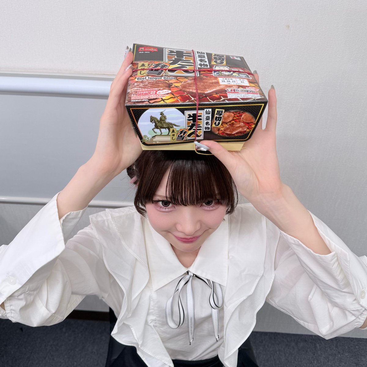 tamachan_staff's tweet photo. 4都市のファンブックお渡し会ありがとうございました🎀📚

お渡し会期間中、皆さまからパワーをいただいて
たまちゃんの目もずっとキラキラでした✧˖°

そしてラストの仙台では、
ずっと楽しみにしていた牛タンをGET🐮🥢ˎˊ˗

念願の牛タンを前に幸せいっぱいな仙台オフショットです📸₊˚⊹♡
#TAMAchan https://t.co/FuoV3kPS52