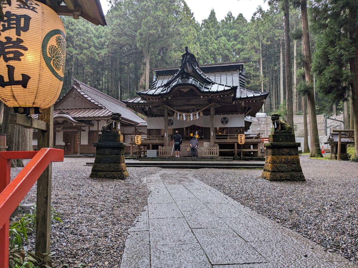 bar589298's tweet photo. なんだか肩からスーッと何か抜けたような気がしました
木々の香りと神聖な雰囲気
雨が降っているのになぜか濡れていない…不思議体験✨

#御岩神社 https://t.co/DosdSH80ql