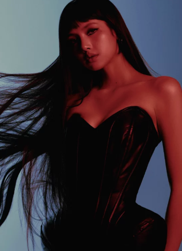 AboutMusicYT's tweet photo. Lisa extends her record as the most awarded kpop soloist in VMAs history, with 4 wins. https://t.co/r2Zv7tUewS