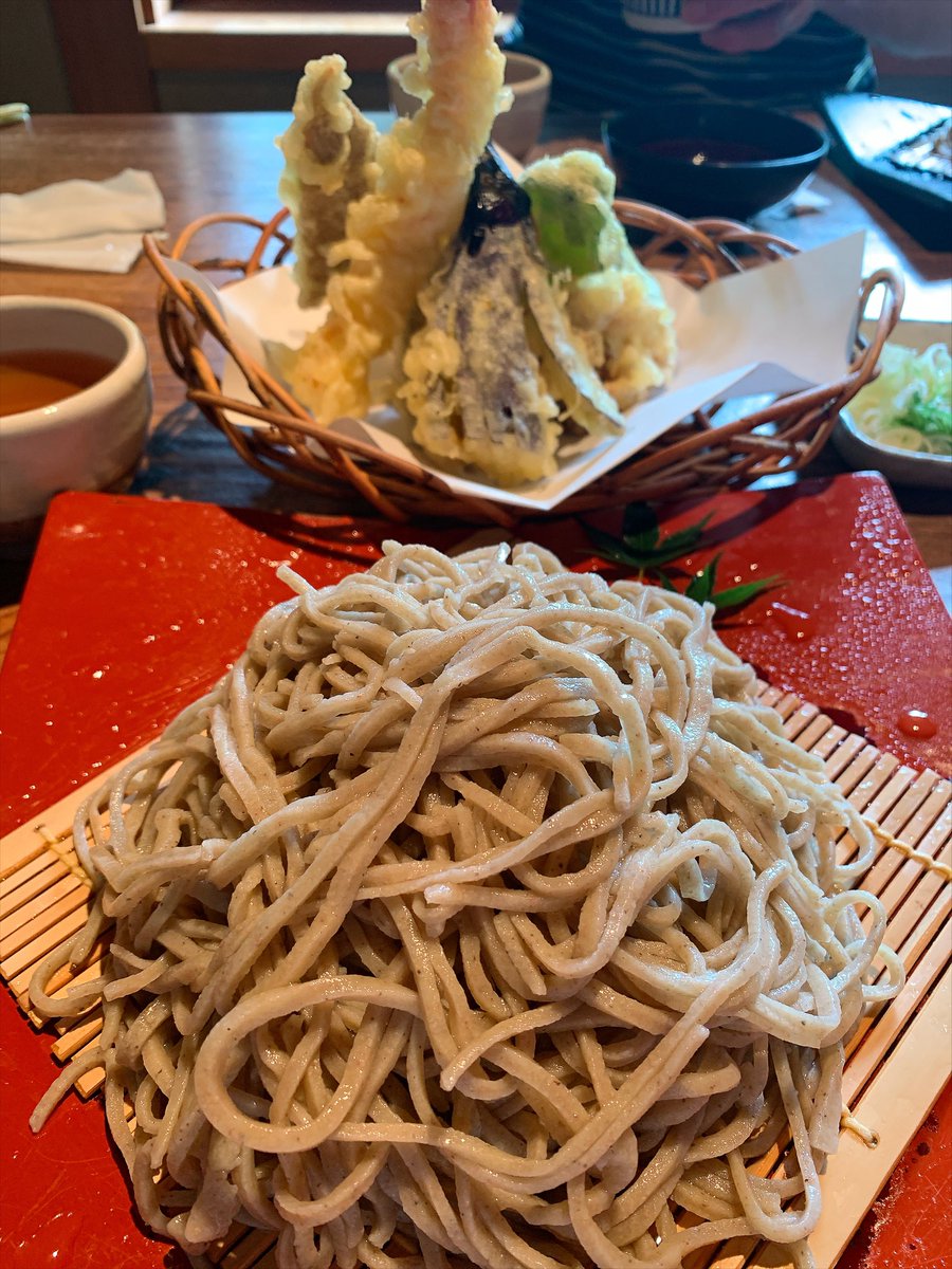 die_milch's tweet photo. 安曇野、穂高にある「あさかわ」
沖縄から北海道まで全国からお客さんが来る人気のお蕎麦屋さんでTV取材は断ってるそう。昔から家族で通っていたので
私たちが行くとご主人がオリジナルのおつまみを出して迎えてくれます。改良を重ねて かなりコシの強い麺になってました。
私の写真も飾られてました♡ https://t.co/iViLZZpEAh