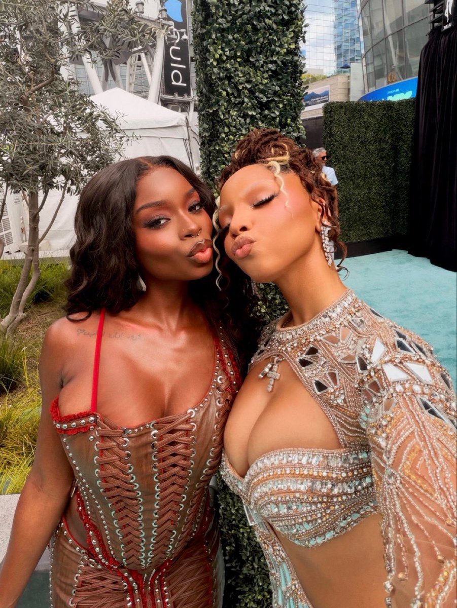 chloverbase's tweet photo. Chloe Bailey and Olandria 🎀🍀 

#Chlölandria #VMAs https://t.co/seDuxoxsAJ