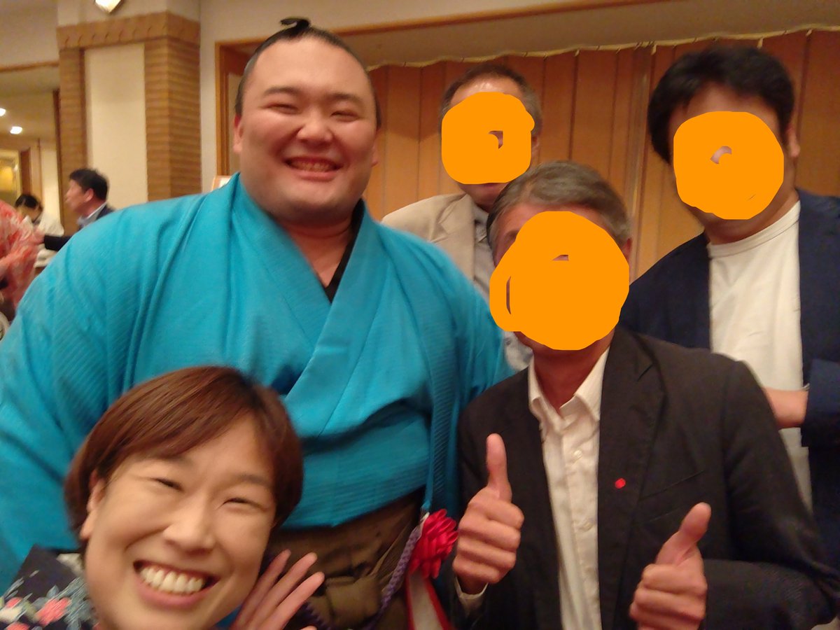 2525mikari's tweet photo. 大相撲千秋楽。
高砂部屋のパーティーに行きました！自撮りで撮った4ショット。
朝乃山、めっちゃ笑顔😆
今から、九州場所も楽しみです！ https://t.co/w9ZOV3bPyz