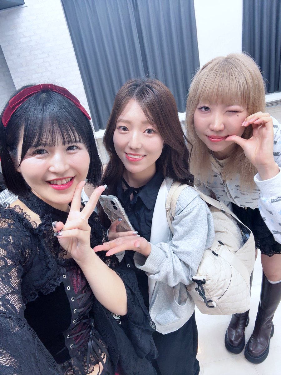 mio_chunmania's tweet photo. 【いろいろお写真】

🍒あずまし うたほちゃん🍒
わたしが前にあげた服を花柄衣装として着てくれてて似合ってたよ〜🌼

🍒PLANET'24🍒
Tシャツ完売記念としてTシャツ着てライブしたよ〜！
久しぶりのシャボン玉🪄🫧

🍒nana-pro【ななぷろ】さん🍒
まなちゃん･あんなちゃん2人ともかわいくてダンスも歌も上手くて完璧すぎる✨
あんなちゃんのMagic of loveにまなちゃんの悲しきヘブンがとっても感動しました🥹
2人を見てるとわたしも気合いが入ります🥰

🍒N.U.A(にゅあ)さん🍒
めめぽぅちゃんとなつこちゃんはいつも衣装がかわいくて今回めめぽぅちゃんとは黒衣装雰囲気似てて嬉しかったしなつこちゃんはピンクのファーレッグウォーマーがかわいかった❤︎
前回より2人とコラボ出来たり練習もしてたから仲良くなれて嬉しい(⸝⸝ᵕᴗᵕ⸝⸝)
