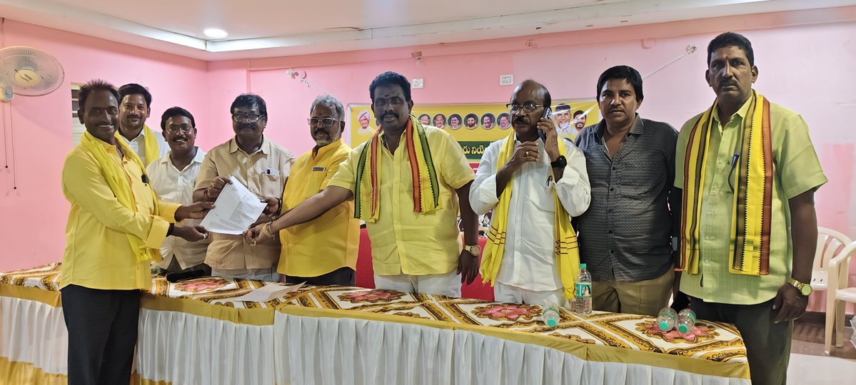 apkbpwdc's tweet photo. కైకలూరు నియోజకవర���గం ముదినేపల్లిలో మండల టీడీపీ అధ్యక్షులు బొప్పన సుందర రామయ్య ఆధ్వర్యంలో నిర్వహించిన గ్రీవెన్స్ కార్యక్రమంలో కన్వీనర్ కొత్త నాగేంద్రబాబు, కైకలూరు నియోజకవర్గ అబ్జర్వర్, కృష్ణ బలిజ పూసల వెల్ఫేర్ &amp; డెవలప్‌మెంట్ కార్పొరేషన్ చైర్మన్ డా. గంటా త్రిమూర్తులు పాల్గొని ,ప్రజల https://t.co/gouSn93F1H