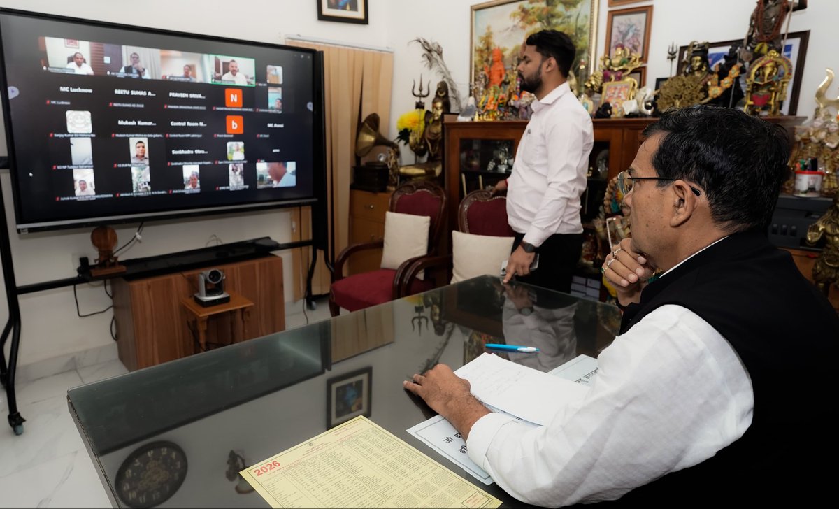 aksharmaBharat's tweet photo. आज सुबह 9:00 बजे नगर विकास विभाग के उच्च अधिकारियों व नगरीय निकायों के अधिकारियों के साथ बैठक कर हाल की अतिवृष्टि से हुए जल जमाव की निकासी, साफ़-सफाई व संभावित संचारी रोगों से बचाव की व्यवस्थाओं की समीक्षा किया।

साथ ही आगामी त्योहारों के दृष्टिगत सड़कों की गड्ढामुक्ति, नगर में सार्वत्रिक विशेषतः धार्मिक स्थलों के आस-पास स्वच्छता व आने जाने वाले मार्गों पर सुशोभन सहित अन्य सभी व्यवस्थाएं चाक-चौबंद करने का निर्देश दिया।

@narendramodi @myogiadityanath @AmitShah @NitinNabin @mppchaudhary @idharampalsingh  @NagarVikas_UP 
#NayeBharatKaNayaUP
#GoodGovernance 
#HumaraUP  #VikasExpress