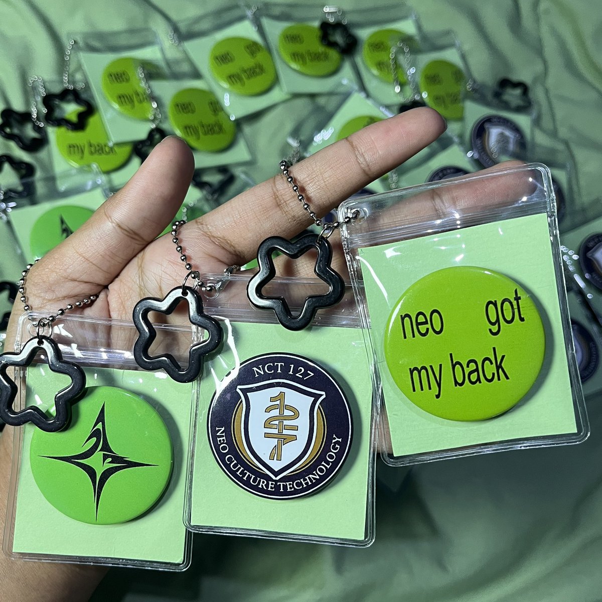 seojohn_'s tweet photo. FREEBIES NCT 127 THE REDLINE IN JAKARTA
✋🏻 by @seojohn_ 

🗓 3 October 2026
📍 lndonesia Arena

💗 pin keychain &amp; photocard official
💗 tag me if you get one
💗 trade mau bgt pls dm🥺🫰🏻

See you there temen temen

#NCT127 #NCT127_5TH_NEOCITY_THE_REDLINE #NCT127inJAKARTA
#FREEBIES https://t.co/CpRyxfs6AC