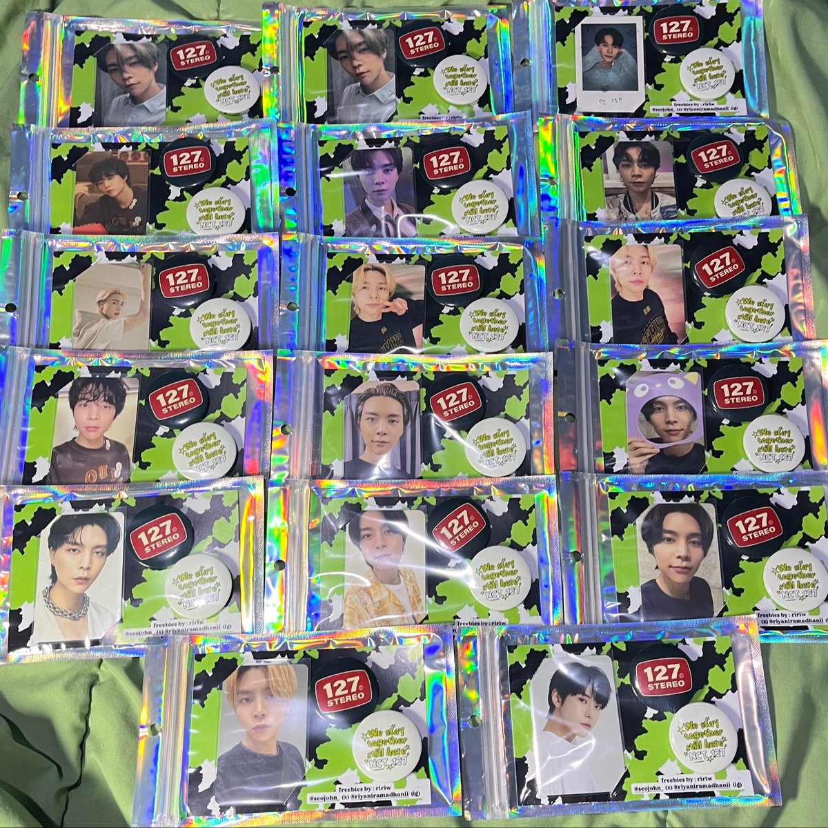 seojohn_'s tweet photo. FREEBIES NCT 127 THE REDLINE IN JAKARTA
✋🏻 by @seojohn_ 

🗓 3 October 2026
📍 lndonesia Arena

💗 pin keychain &amp; photocard official
💗 tag me if you get one
💗 trade mau bgt pls dm🥺🫰🏻

See you there temen temen

#NCT127 #NCT127_5TH_NEOCITY_THE_REDLINE #NCT127inJAKARTA
#FREEBIES https://t.co/CpRyxfs6AC