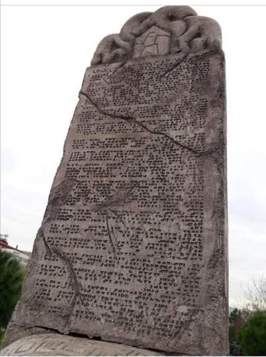 TOPRAK_2_'s tweet photo. "ATALAR TAŞA KAZIYIP YAZMIŞLAR
BİZ OKUMAKTAN ACİZİZ "...
BİLGE KAĞAN YASASI:
EN ESKİ TÜRK ANAYASASI "TÖRE"
1. Tengri (yaratan) Tektir.
2. Her kim ki, Tengri'den kut almak dilerse, başkasına yakarmasın.
3. Bir İl(Ülke), bir Kağan, bir Tengri..
4. Bir kına iki kılıç girmez. Bir hatun iki er alamaz ve bir budunda iki töre olmaz. Töre tektir. Töre kesin ve keskindir. Kim ki, töreye uya kutlanır. Kim ki, töreye kıya katlanır..
5. Kimse töreden üstün değildir. Dirlik ve birlik için töre budur.
6. Bir çoban sürüsünden, bir er ailesinden, bir Kağan budunundan sorulur.
7. Her er eşine, atına, pusatına sahip çıkacak.
8. Ana-babaya ve ataya tazim(saygı) duyulacak.
9. Hısmına sarılacak, komşusunu gözetecek.
10. Er kişi yalan söylemeyecek.
11. Mal çalan, mülk çalan misliyle ödeyecek. Hesabı ya malıyla ya canıyla sorulacak.
12. Kim ki, bir ırza musallat olursa, canından olacak.
13. Her kim olursa olsun haksız, aldatıcı iş tutarsa hesabı hemen sorulacak.
14. Cenkten beri duran ya da kaçan tamuya(cehennem) uçacak.
15. Aman dileyene kılıç üşürülmeyecek, sığınana arka dönülmeyecek.
16. Baş kaldıranın başı alınacak, hak isteyenin hakkı verilecek.
17. Kimse kimseye üstünlük taslamayacak. Ne ak etin karadan, ne karanın kızıldan, ne kızılın sarıdan farkı olmayacak.
18. Kin ve gururdan uzak olunacak.
19. Mazluma merhamet, zalime azap duyulacak.
20. Zayıfa, yaralıya, çocuğa ve kadına el kaldırılmayacak.
21. Kızı isteyen Kağan da olsa, bey de olsa, kız istediğine verilecek.
22. Gereksiz yere ağaç kesmeyeceksin, suyu kirletmeyeceksin.
23. Bilmeyip de bildim demeyeceksin, bilene danışacaksın.
24. Bugünün işini yarına bırakmayacaksın.
25. Kusur görmeyecek, kusur aramayacaksın.
26. Güçlüyken affet, zayıfken sabret.
27. Yazgına asi olma.
28. Yaptığın iyiliği unut, yapılan iyiliği unutma.
29. Herkes adaletle iş görecek.
30. Her ne edersen et, yargılanacağını her daim akılda tut.
31. Milletine yaban kalma. İpeğin iyisine, sözün güzeline kanma, onlara boyanma.
32. Kağan o dur ki, adaleti üstün tutsun, töreyi yaşatsın. Töre yok olursa, İl yok olur. İl olmazsa, budun kul olur.
33. Ey Türk Oğuz beyleri, ey milletim işitin!
"Üstte mavi gök çökmedikçe, altta yağız yer delinmedikçe senin İlini ve töreni kim bozabilir?"
(Bilge Kağan Yazıtı - 730
Orhun Irmağı yakınları, Ötügen-Moğolistan)