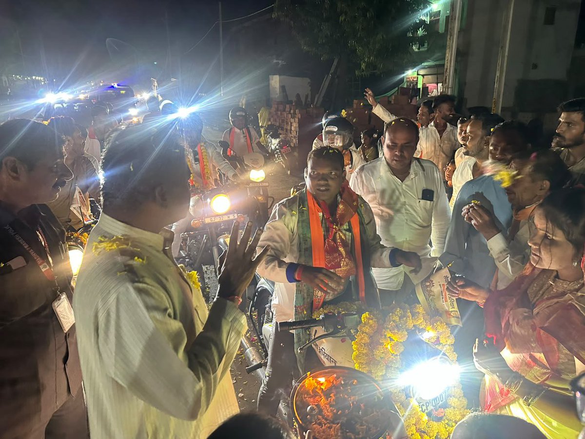 DrPRChoudhary's tweet photo. सेवा संकल्प अभियान के अंतर्गत निकली बाइक रैली का आज सुल्तानपुर से सांची विधानसभा क्षेत्र के ग्राम नरवर, विमल ढाबा और किशनपुर होते हुए देहगांव पहुंचने पर आत्मीय स्वागत किया।
देहगांव में ठहराव के बाद राइडर्स का उत्साहवर्धन कर रैली को सिलवानी के लिए रवाना किया। इस अवसर पर राज्य मंत्री श्री नरेंद्र शिवाजी पटेल जी भी उपस्थित रहे।
#SevaSankalpAbhiyan #सेवा_संकल्प_अभियान