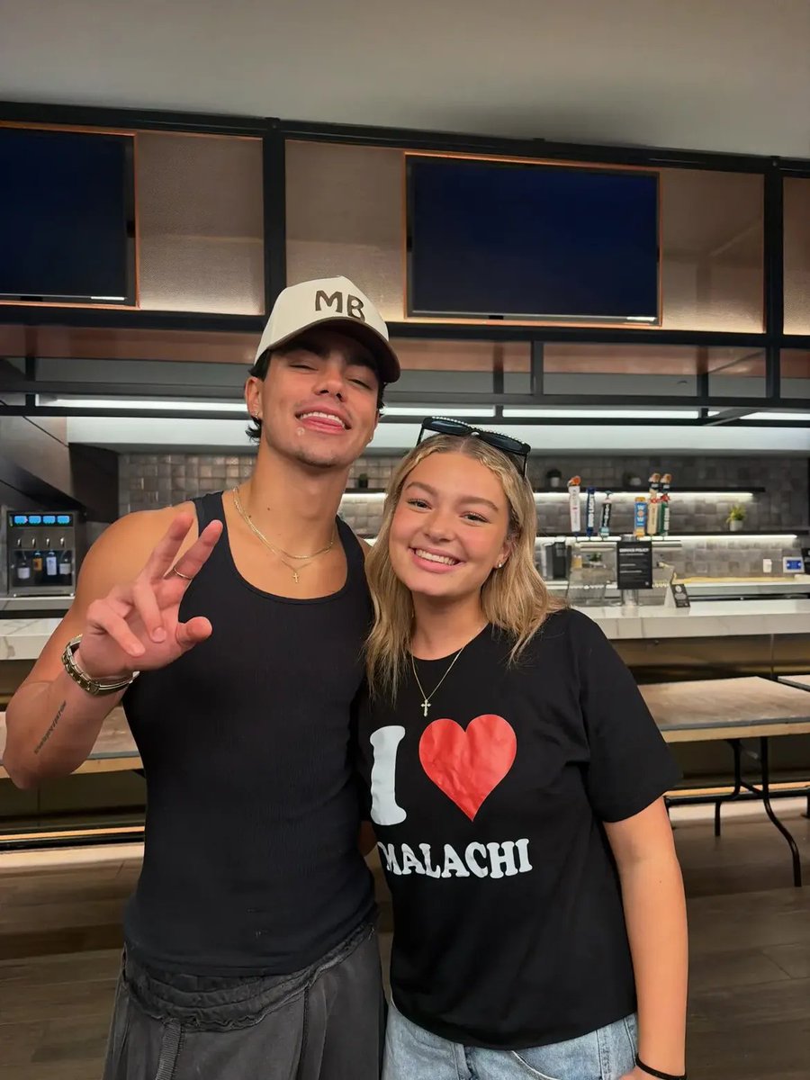 portalmalachibr's tweet photo. SORTUDA! Uma fã belíssima conheceu o Malachi e nos deu esse mimo. https://t.co/JK6EQAlkp5