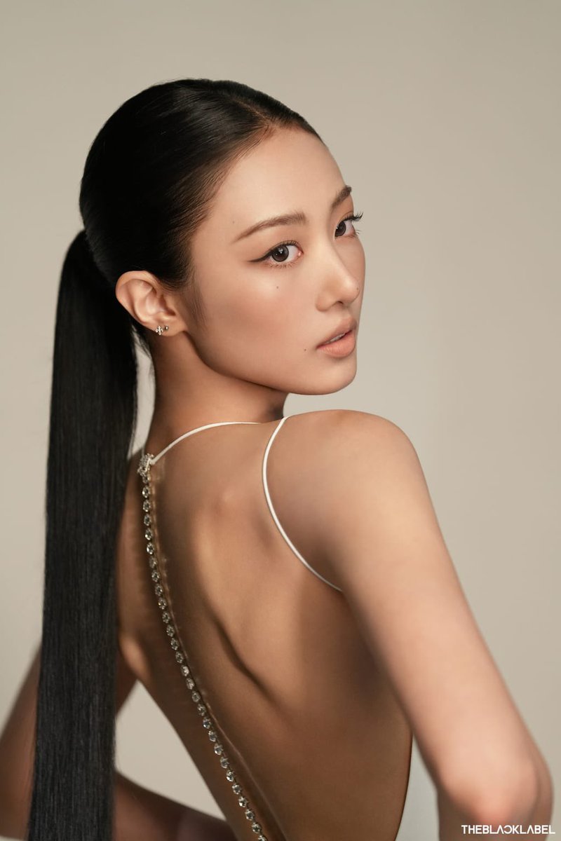 meovv_miyao's tweet photo. 얼굴 진짜 미친 https://t.co/ypFslz7U87
