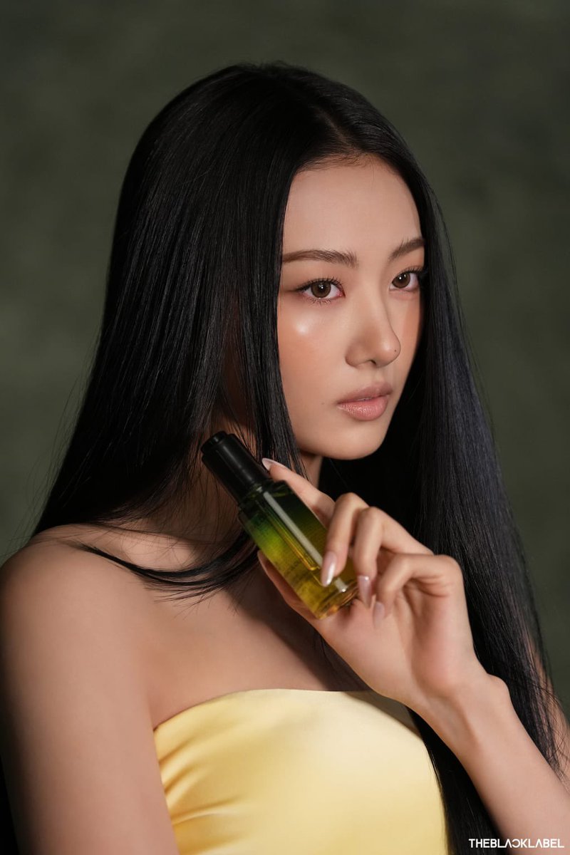 meovv_miyao's tweet photo. 얼굴 진짜 미친 https://t.co/ypFslz7U87