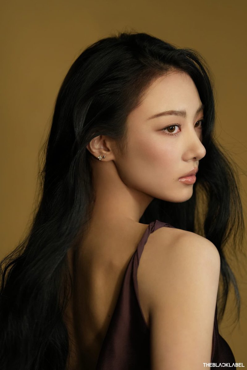 meovv_miyao's tweet photo. 얼굴 진짜 미친 https://t.co/ypFslz7U87