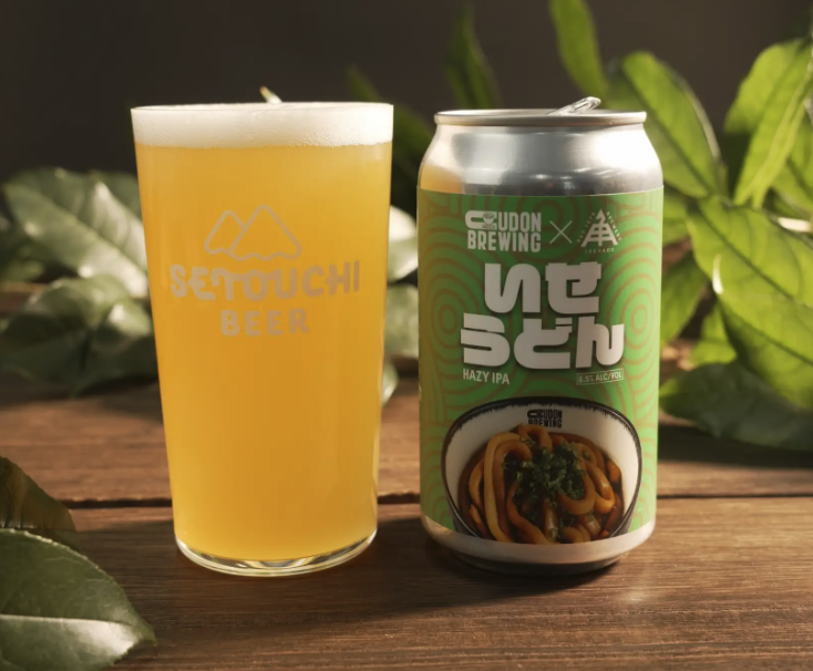 app_beer_log's tweet photo. 【新作クラフトビール情報🍺】
🍜🍻香川のSETOUCHI BEERと三重の伊勢角屋麦酒(ISEKADO)がコラボ！
新作「いせうどん HAZY IPA」が発売中です。

🌾伊勢うどんの"やわらかさ"と"まろやかな甘み"をビールで表現、小麦麦芽やオーツ麦でシルキーな口当たりに仕上げ、Citra・Nectaron・Dolcitaホップで完熟ピーチのような濃厚な果実感が広がります🍑
希少糖「アルロース」でキレのある上品な余韻も。

💰350ml 900円（税込）、SETOUCHI BEER直営タップルーム（高松市）＆オンラインストアで購入可能

異色のご当地コラボ、ぜひ味わってみて🙌

#いせうどんHAZYIPA #SETOUCHIBEER #伊勢角屋麦酒 #UDONBREWING #クラフトビール #ビール男子 #ビール女子