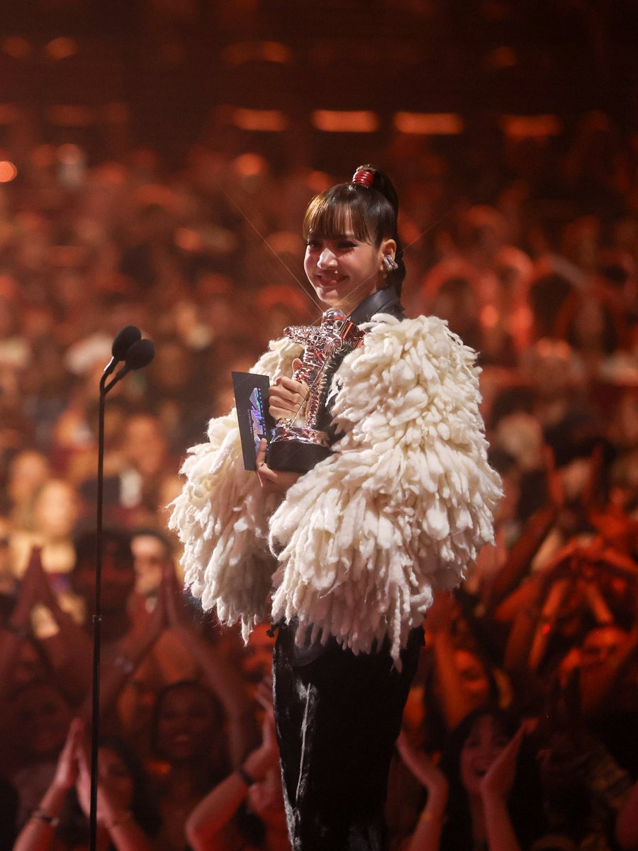 Doralovelisa's tweet photo. 1รูปร้อยล้านความหมาย 

SAWADIKA LISA ON VMAS
#LISAisBACK_VMAS https://t.co/toik0FABsV
