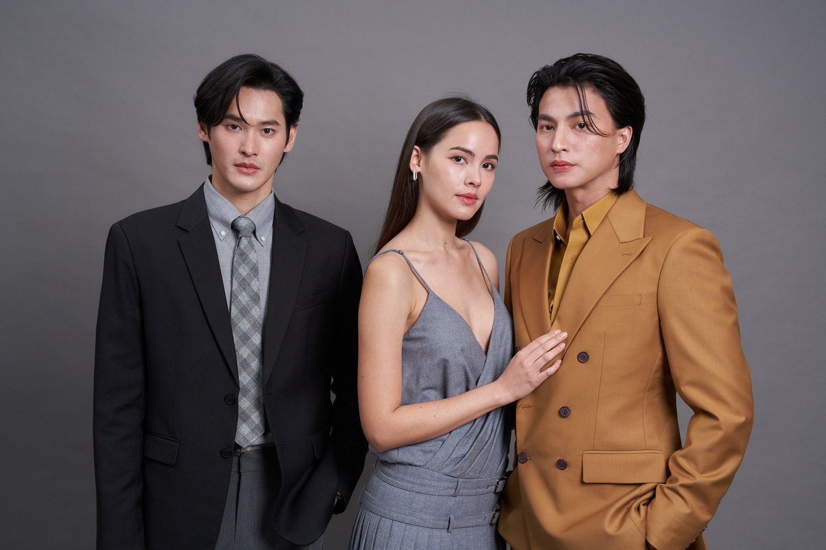Clicknews_tv's tweet photo. ช่อง 3 ส่ง “ญาญ่า-กลัฟ–เก้า” ประชันดราม่าเข้มข้น “ตะวันลวง” เปิดศึกรักสุดเดือด เกมความจริงปะทะความโลภ

ช่อง 3 ส่งละครดราม่าเข้มข้นเรื่องใหม่ “ตะวันลวง” ที่เตรียมพาผู้ชมเข้าสู่โลกของความรักความผูกพัน การเสียสละ ความลับ และความโลภ กับเรื่องราวรักสามเส้าที่ไม่มีใครยอมใคร นำแสดงโดย ญาญ่า-อุรัสยา เสปอร์บันด์, กลัฟ-คณาวุฒิ ไตรพิพัฒนพงษ์ และ เก้า-นพเก้า เดชาพัฒนคุณ มาร่วมกันถ่ายทอดเรื่องราวของคนที่ต้องเลือกระหว่าง “ความรัก” กับ “ความจริง” เมื่อการเสียสละของคนหนึ่งกลับกลายเป็นจุดเริ่มต้นของความเปลี่ยนแปลงครั้งใหญ่ในชีวิตของอีกคน ร่วมด้วยทีมนักแสดง หน่อย บุษกร, ตฤณ เศรษฐโชค, นก รัชนก, เดี่ยว สุริยนต์, กิ๊ฟ อัญชิสา, สหัสชัย ชุมรุม, เปิ้ล ภารดี, บอล อัศนัย, เป็นไต๋ นัฐนิช ฯลฯ ผลงานผู้จัด-ผู้กำกับฯ กฤษณ์ ศุกระมงคล ค่าย เมคเกอร์ เค จำกัด จากปลายปากกาของ ฌรัณฌา ผ่านบทโทรทัศน์ของ ก้าวกล้า และ ชาวบ้าน1

รับชมภาพและเนื้อหาเพิ่มเติม >> https://t.co/qWfnMzAP6Z

#ตะวันลวง #ญาญ่าอุรัสยา 
#กลัฟคณาวุฒิ #เก้านพเก้า