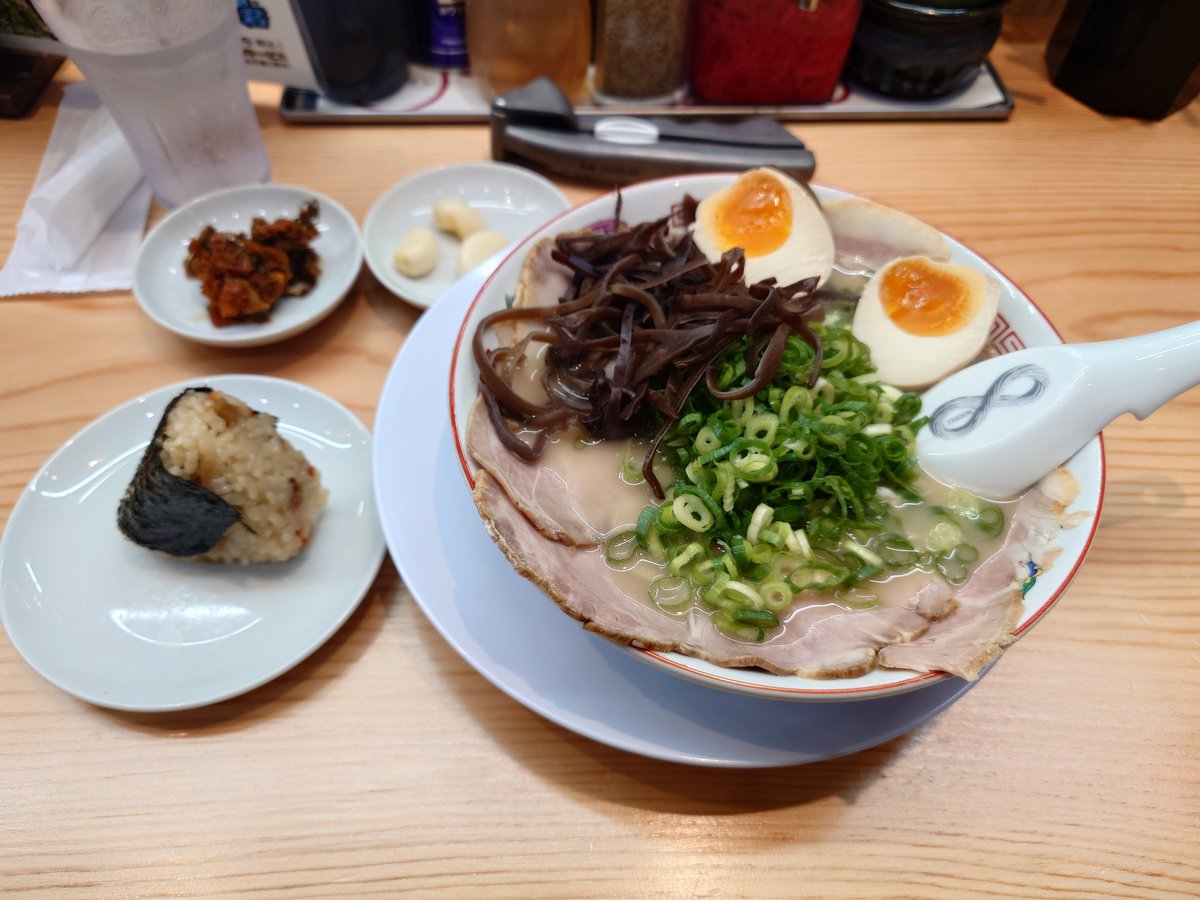 goinkyo9109's tweet photo. #丸壱スペシャル と #かしわおにぎり で昼飯🍜
卓上調味料にバカタレがあったが豆板醤系っぽい
バカタレ入れなくても辛子高菜が十分に辛いので辛さを追求したい方はお好みでと言う感じかな
#博多豚骨丸壱 
#無限替玉 
#カターレ富山ラーメン部 https://t.co/l1Rfx5dihG