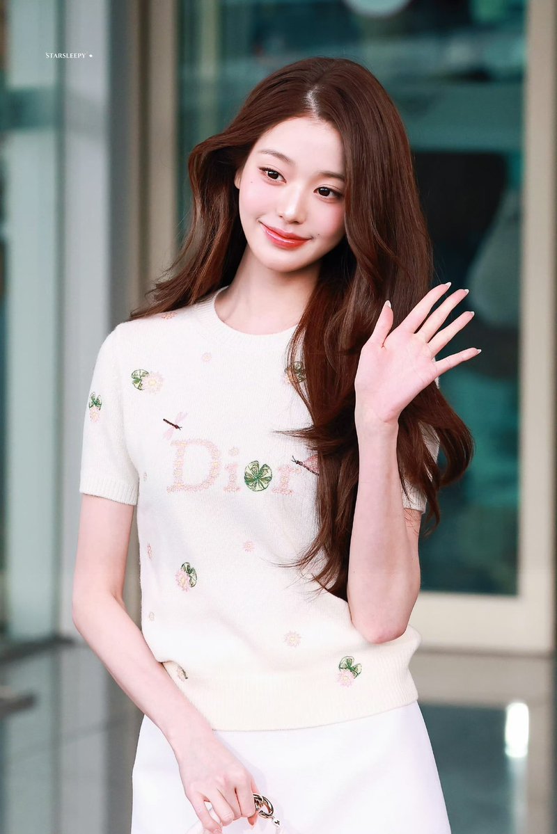 Doria9_'s tweet photo. Wonyoung’s timeless grace lights up the whole journey 👗

WONYOUNG EN ROUTE
#ParisBoundWonyoung
#JANGWONYOUNG
#WONYOUNG
#DiorSS27 @Dior https://t.co/LPwkiVsIFp