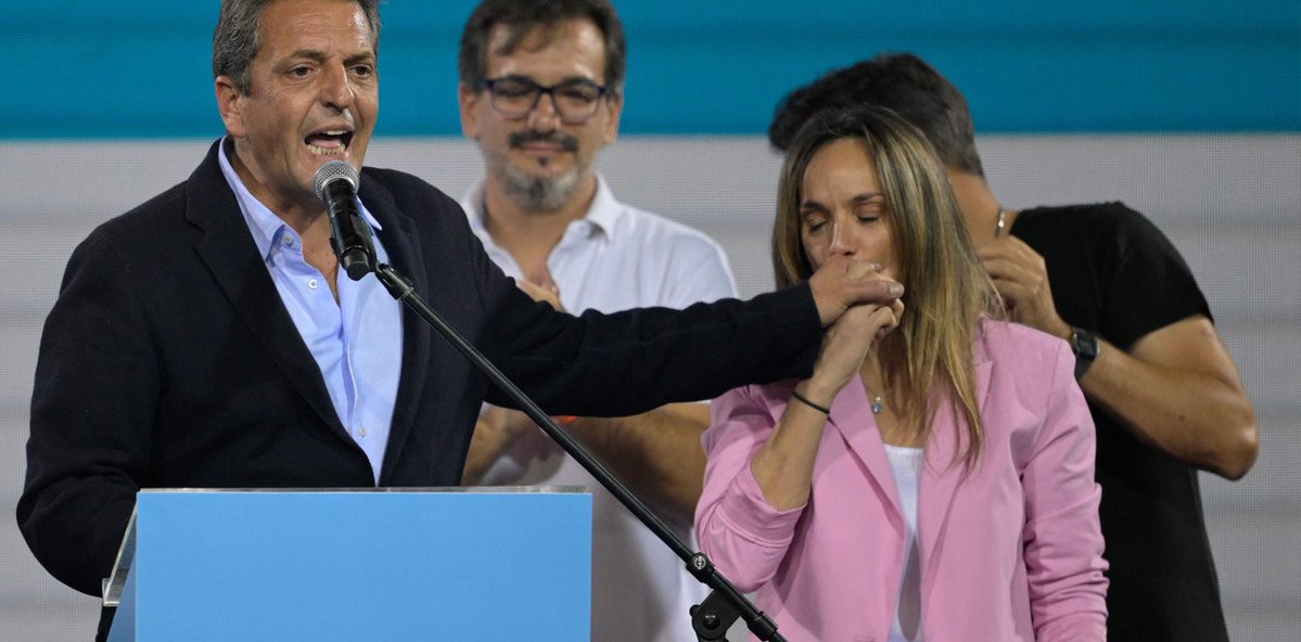 Ojo_Kritico's tweet photo. Malena Galmarini habló sobre el viaje a Barbados en jet privado junto a Sergio Massa “Tenemos un amigo que tiene la enorme suerte de tener un avión. Con Sergio tenemos una vida austera, no salimos a comer, no vamos al teatro, vivimos con lo justo" ¿Se viene la colecta donativa? https://t.co/mXjyXCKmEj