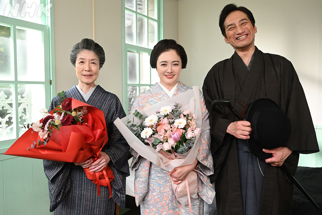 asadora_nhk's tweet photo. ＼#風薫るクランクアップ／
【 💐坂東彌十郎さん 💐片岡鶴太郎さん 
💐仲間由紀恵さん 💐円城寺あやさん】

坂東彌十郎さんと片岡鶴太郎さんはそろってクランクアップ。仲間由紀恵さんは夫婦のシーン、夫役の谷田歩さんは翌日クランクアップ。

👇見逃し配信
https://t.co/4YaKyEc2sm

#朝ドラ #風薫る https://t.co/8Z4sidkopN