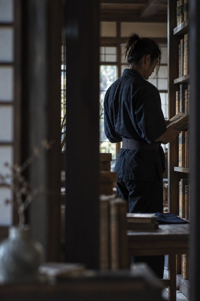 fuka2_ya7's tweet photo. 低い卓に戻されかけた本と畳の読書布。書庫の戸口の奥、空気だけがほどけない。 https://t.co/z20XvaNx8G