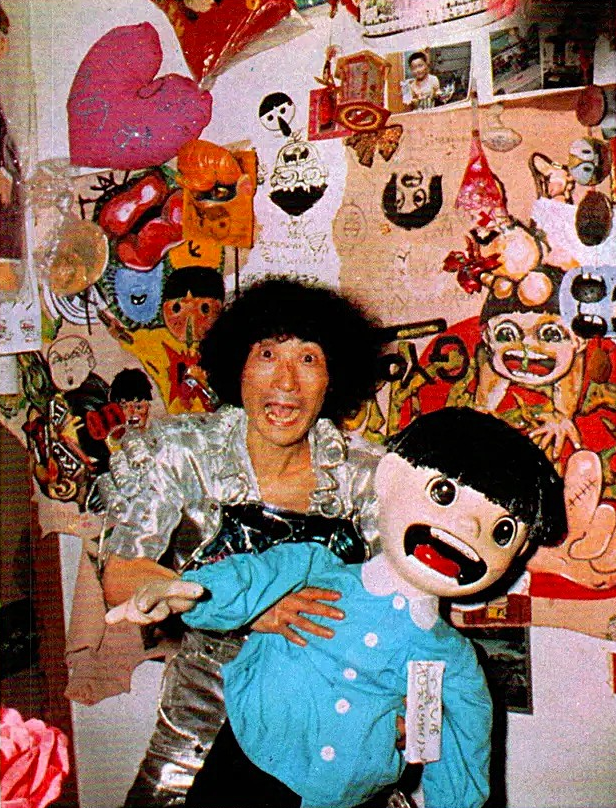 mantengorilla's tweet photo. 1980年の、仕事部屋での楳図かずおさんです。当時43歳でした。『まことちゃん』が爆発的にヒットし、この年は芝山努監督による劇場版も公開されました。 https://t.co/xEvQ9z5g1H