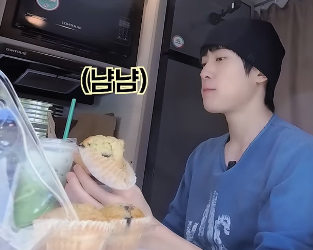 yunofull's tweet photo. matcha latte and blueberry muffin combo is jaehyun approved https://t.co/n5BgkIp0re