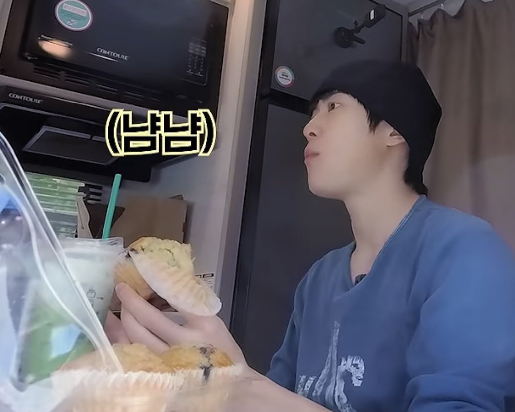 yunofull's tweet photo. matcha latte and blueberry muffin combo is jaehyun approved https://t.co/n5BgkIp0re