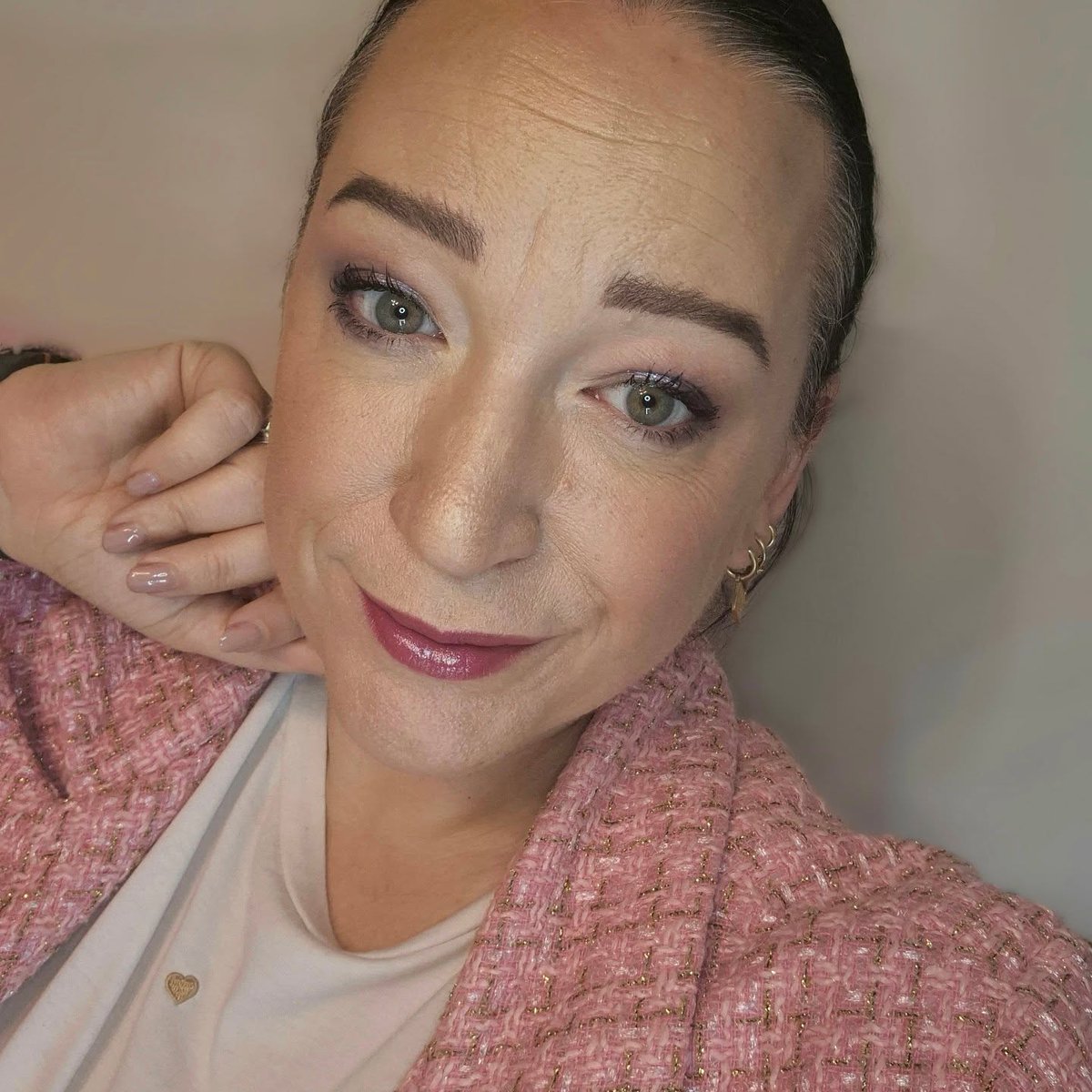 Bullet_heat's tweet photo. الوجه 
برايمر Plump Right Back من NYX 
كريم أساس مرطب Unreal Skin Sheer Glow Tint بدرجة 2 Fair من Charlotte Tilbury 
خافي عيوب Skin Radiant بدرجة 2 Fair من Charlotte Tilbury 
كريم أساس معدني حر بدرجة 2. 5 من Cent Pur Cent 
لوحة Filmstar Bronze &amp; https://t.co/WJnUErLpW1