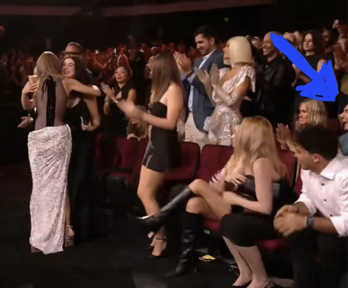 dianabellfort's tweet photo. No cause Belmont is with the biggest smile on his face while watching Ella hugging her idol and Ella looking at Belmont right after that life changing moment for her OH MY DUO 😭🫂💖 https://t.co/c5oVXlpL77