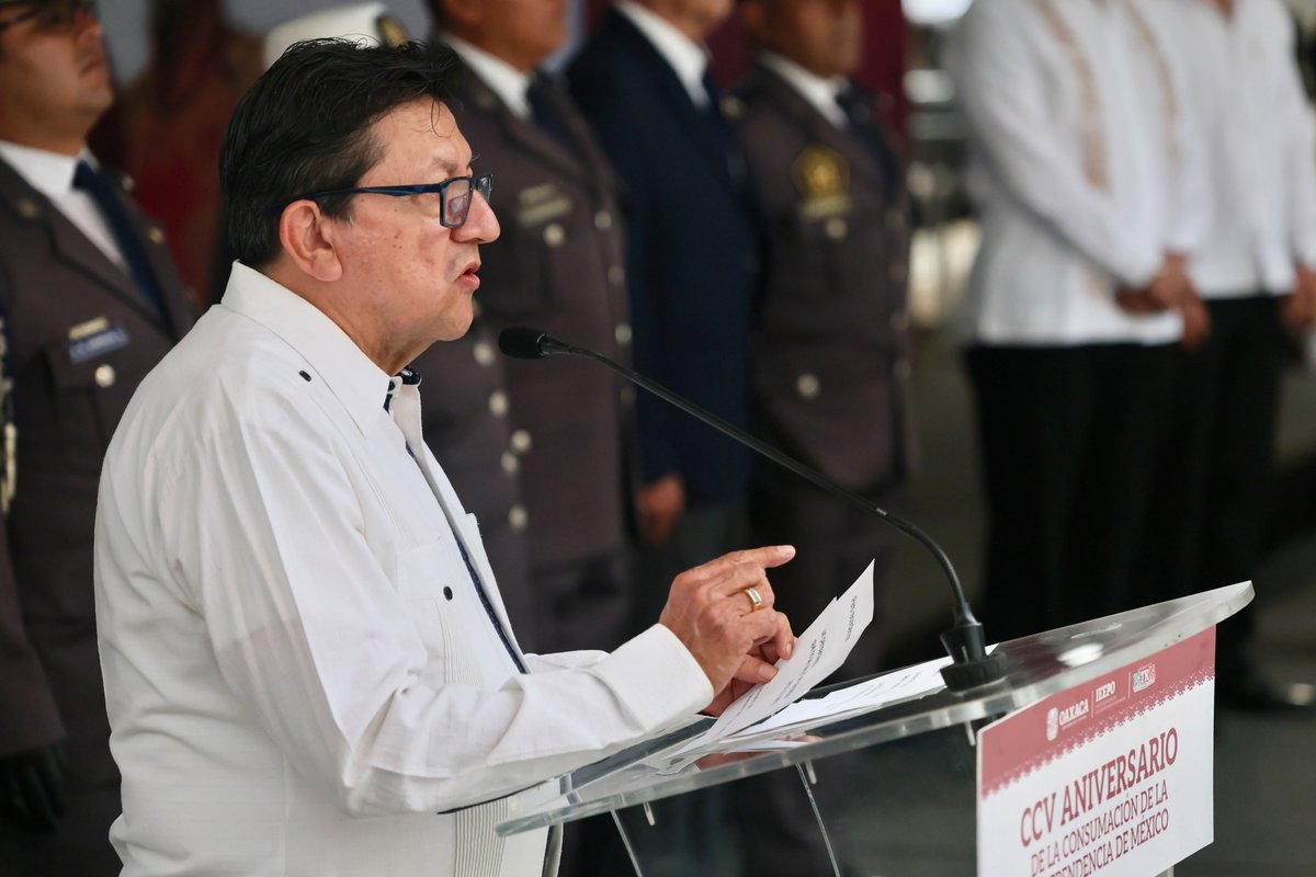 GobOax's tweet photo. Personal de la Cámara Nacional de la Industria de la Radio y Televisión Delegación Oaxaca (#CIRT) y elementos del Pentathlón Deportivo Militarizado Universitario A.C. encabezaron la ceremonia de arriamiento de nuestro Lábaro Patrio.
Con este acto cívico, recordamos nuestra historia y rendimos homenaje a los símbolos que representan la unidad y soberanía de México.
#MesDeLaPatria 🇲🇽