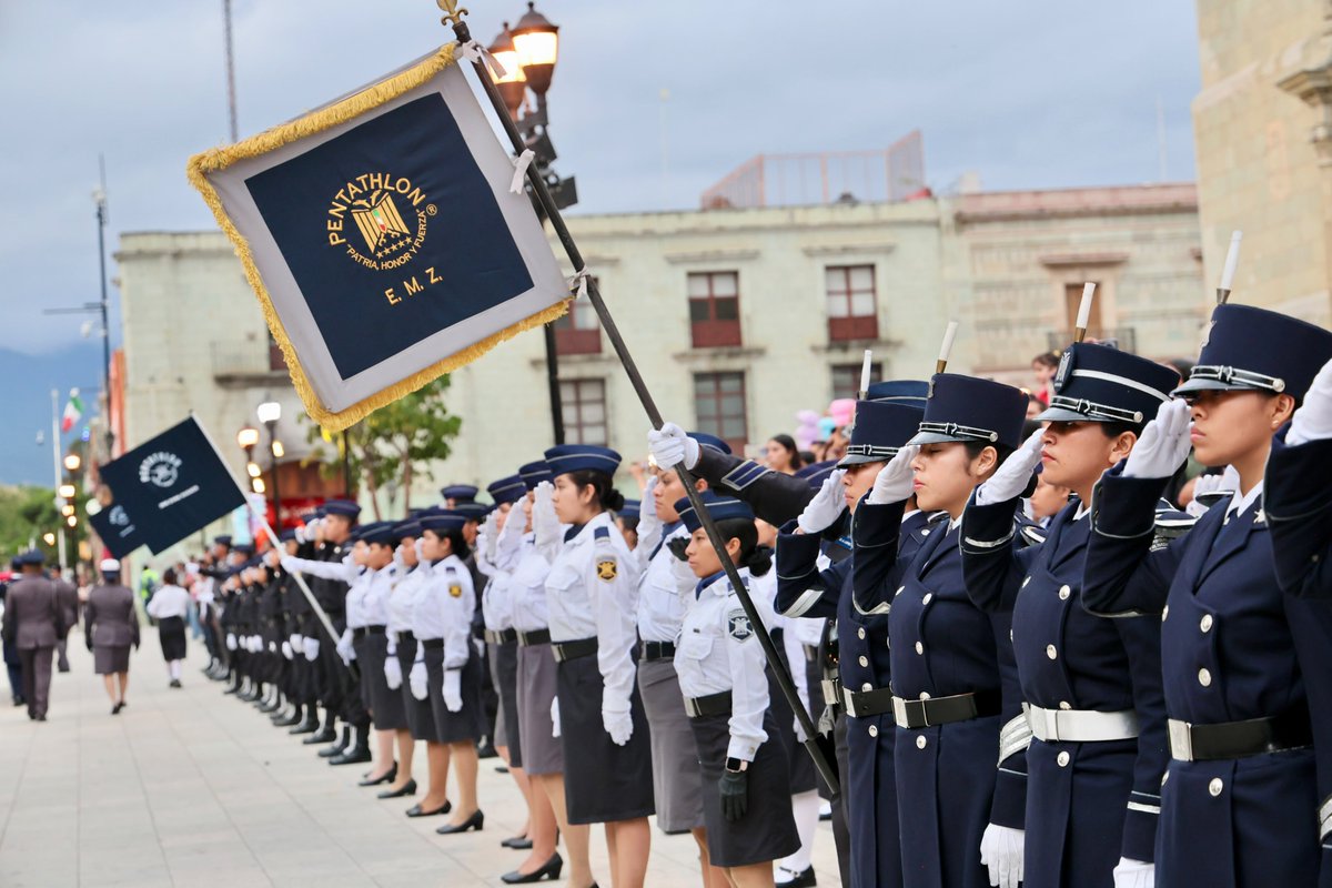 GobOax's tweet photo. Personal de la Cámara Nacional de la Industria de la Radio y Televisión Delegación Oaxaca (#CIRT) y elementos del Pentathlón Deportivo Militarizado Universitario A.C. encabezaron la ceremonia de arriamiento de nuestro Lábaro Patrio.
Con este acto cívico, recordamos nuestra historia y rendimos homenaje a los símbolos que representan la unidad y soberanía de México.
#MesDeLaPatria 🇲🇽