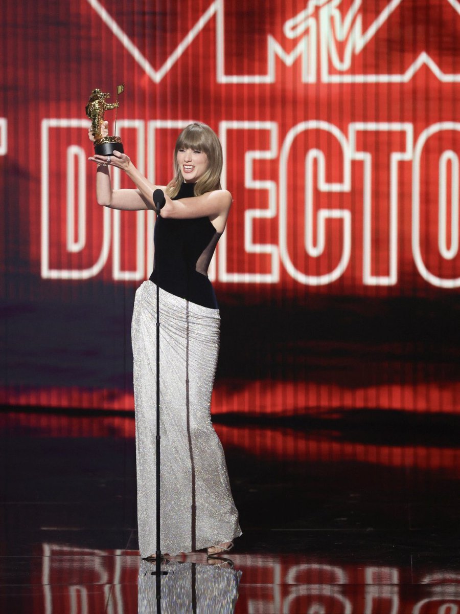 julizswift's tweet photo. taylor swift, como é a sensação de ser a maior do mundo? 👑👑👑 https://t.co/1AgYHIjyFz