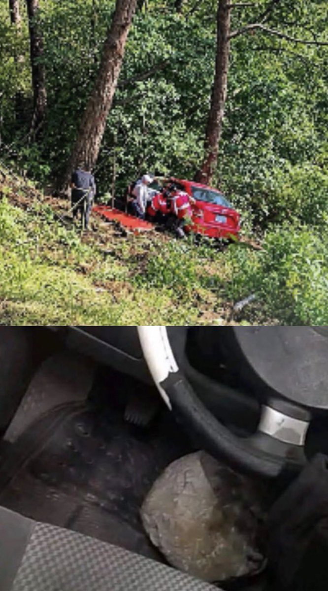 R_H_Noticias's tweet photo. 🚨 Investigan la muerte de una mujer de 36 años tras una volcadura en la carretera #Zacapoaxtla-Zaragoza, en #Atacpan. Sus dos hijas, de 13 y 8 años, resultaron lesionadas. Una piedra fue localizada en el pedal del acelerador, por lo que se indaga un posible homicidio https://t.co/B2AmicMdy4