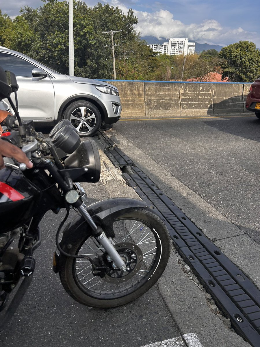 juliann2s's tweet photo. Hola @AlcaldiaDeCali - @InfraesCali @MovilidadCali atender urgente las dilataciones del puente crucero puerto Tejada. Están expuestos los tornillos de lo que eran las placas de caucho. https://t.co/7J4znGVoeH