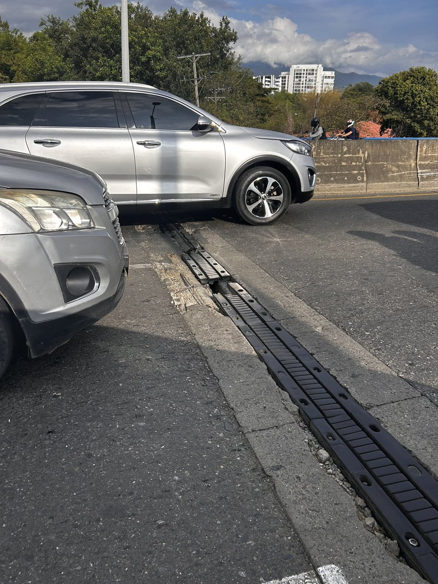 juliann2s's tweet photo. Hola @AlcaldiaDeCali - @InfraesCali @MovilidadCali atender urgente las dilataciones del puente crucero puerto Tejada. Están expuestos los tornillos de lo que eran las placas de caucho. https://t.co/7J4znGVoeH
