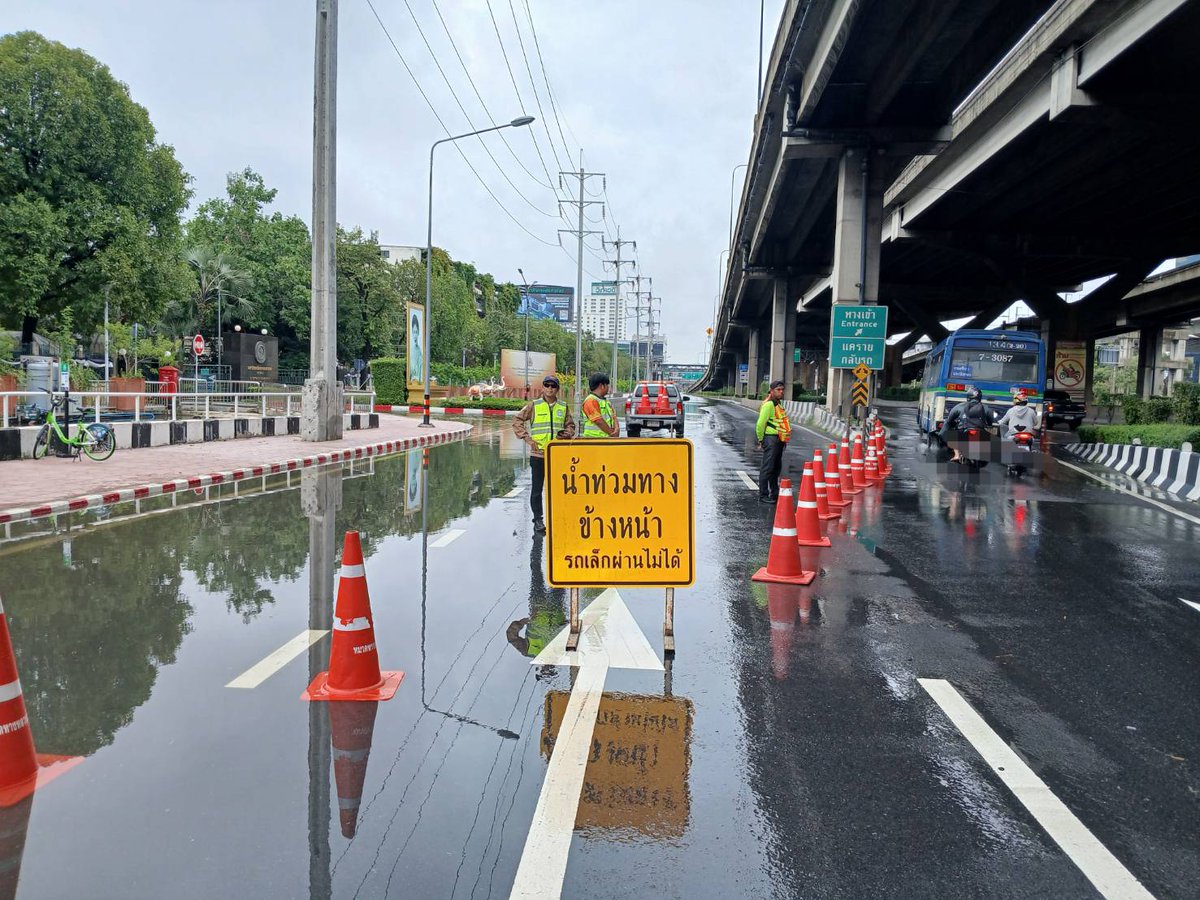 js100radio's tweet photo. ⚠️#ถนนวิภาวดีรังสิต คู่ขนานขาเข้า ปิดหน้า ม.เกษตร บังคับเข้าช่องทางหลัก #น้ำท่วมขัง รถไม่สามารถผ่านได้ ช่องทางคู่ขนานจนถึงทางลงบางเขน

 (Cr. sataporn  ,จ่าเล็ก⚓⚓) https://t.co/7rLY2knTQj
