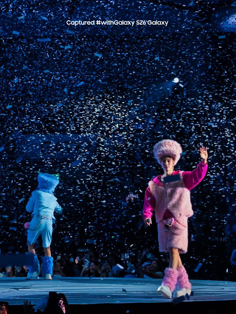 JibiaJubum's tweet photo. เคะลงรูปตัวเองสวยโบกพระหัตถ์ แต่เมะเล่นเปเปอร์ชู้ตอยู่ด้านหลัง ม๋าเด็กกับพี่คนสวยจริงๆ https://t.co/5U1bdX0Xm1