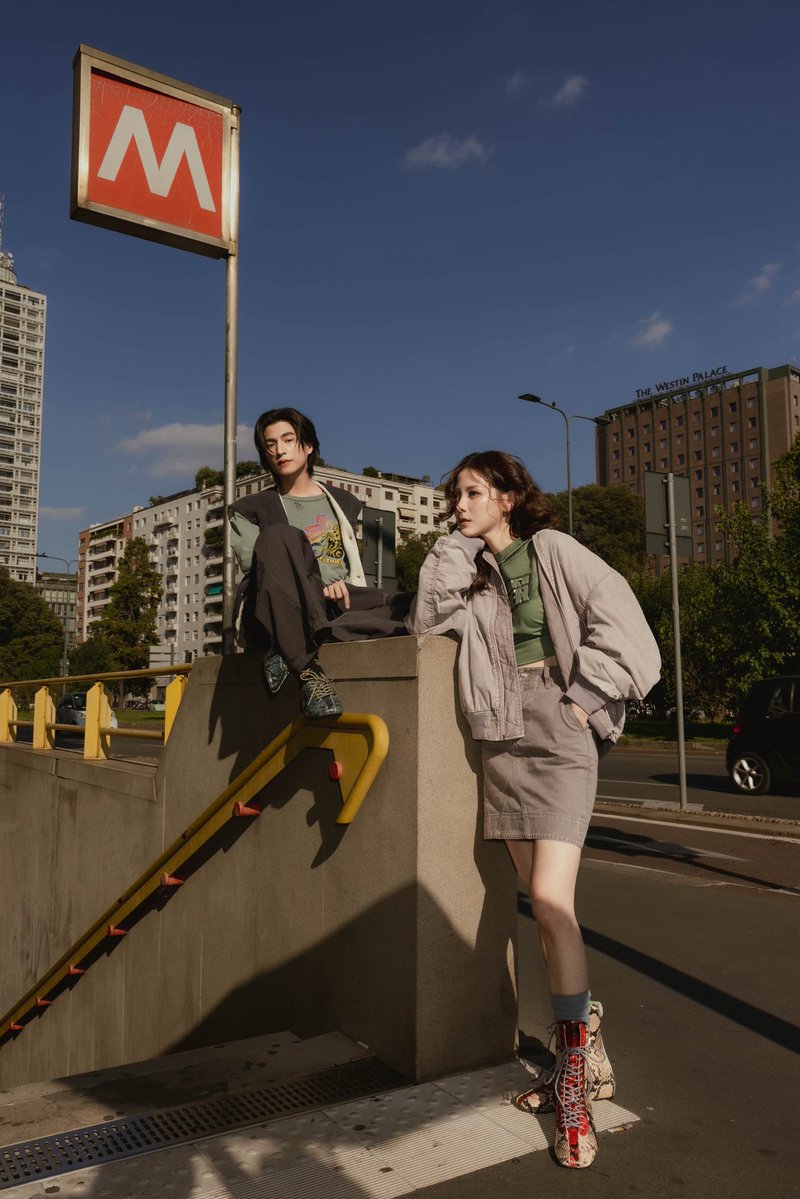 ELLEThailand's tweet photo. เปิดภาพสตรีตสไตล์ในวันสบายๆ ของสองแบรนด์แอมบาสซาเดอร์ Onitsuka Tiger อย่าง กลัฟ คณาวุฒิ @gulfkanawut และ ใบเฟิร์น พิมพ์ชนก @baifernbahhhhh ที่มาในลุคจากคอลเล็กชั่น DENIVITA และ Autumn/Winter 2026

#ELLEThailand
#OnitsukaTiger
#baifernbah #gulfkanawut https://t.co/c86C3DkO8V