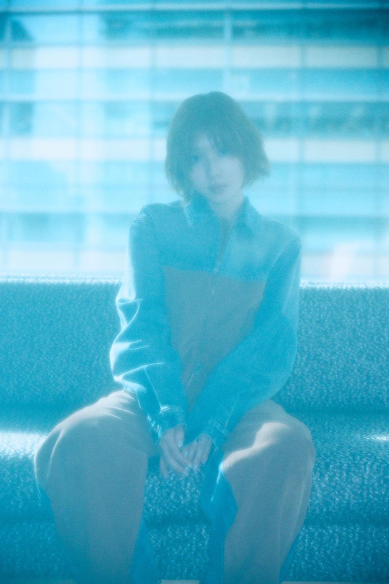 THEFASHIONPOST's tweet photo. 【インタビュー】
正しさも、美しさも、出し直せる。松岡茉優が『ダウンタイム』で見つけたもの
https://t.co/RSYNxfboPP

美容整形の光と闇を描く Netflix シリーズ『ダウンタイム』が、9月17日(木)より世界独占配信中だ。主人公は、天才的なオペ技術を持ちながら、ある緊急手術をきっかけに大学病院を去ることになる形成外科医・沼田文。「医療は命を救うためにある」と信じ、美容整形を否定してきた彼女は、カリスマ美容外科医・遠山凜(仲里依紗)に誘われ、その裏側を探るためにクリニックの扉を叩く。整形は善なのか、悪なのか。自分が信じてきた正しさは、誰かにとってもそうなのか──物語を貫くのは、文自身のその葛藤だ。彼女を演じた松岡茉優に話を訊くと、取材もまた同じ場所へ、つまり松岡自身の “正しさ” をめぐる話へと辿り着いた。

#松岡茉優 #mayumatsuoka #ダウンタイム