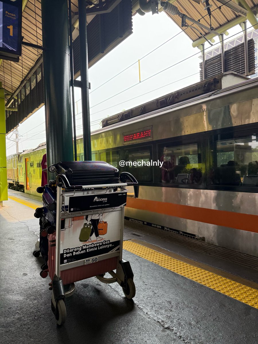 mechalnly's tweet photo. Train date wiff ayang. Masyallah happy bangett. Cuaca pagi ini mendung si jadi nambah lebih dramatis 😂 https://t.co/WHnano0lsa